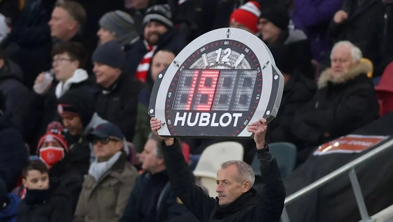 Luật bù giờ trong bóng đá: Khi thời gian không còn là khái niệm ước lệ