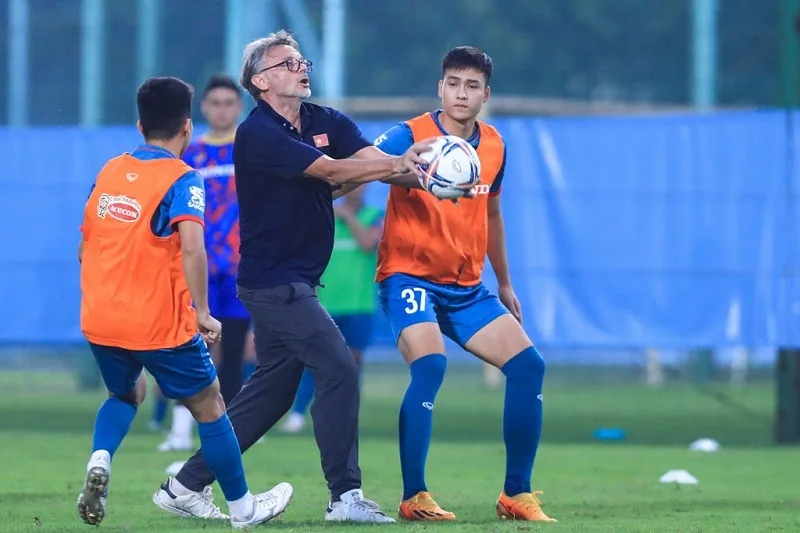 hlv troussier hanh trinh di san triet ly bong da va dau an lich su