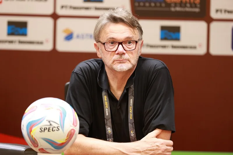 hlv troussier hanh trinh di san triet ly bong da va dau an lich su