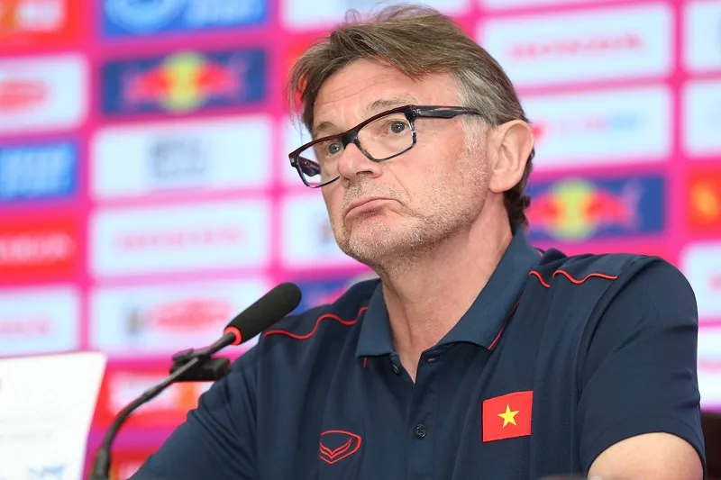 hlv troussier hanh trinh di san triet ly bong da va dau an lich su