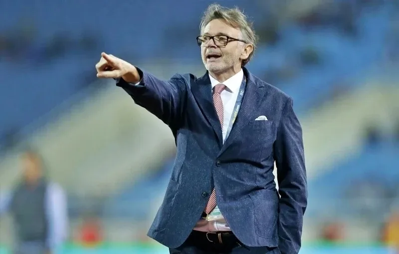 hlv troussier hanh trinh di san triet ly bong da va dau an lich su