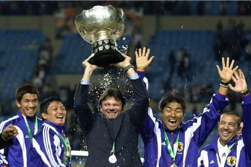 hlv troussier hanh trinh di san triet ly bong da va dau an lich su